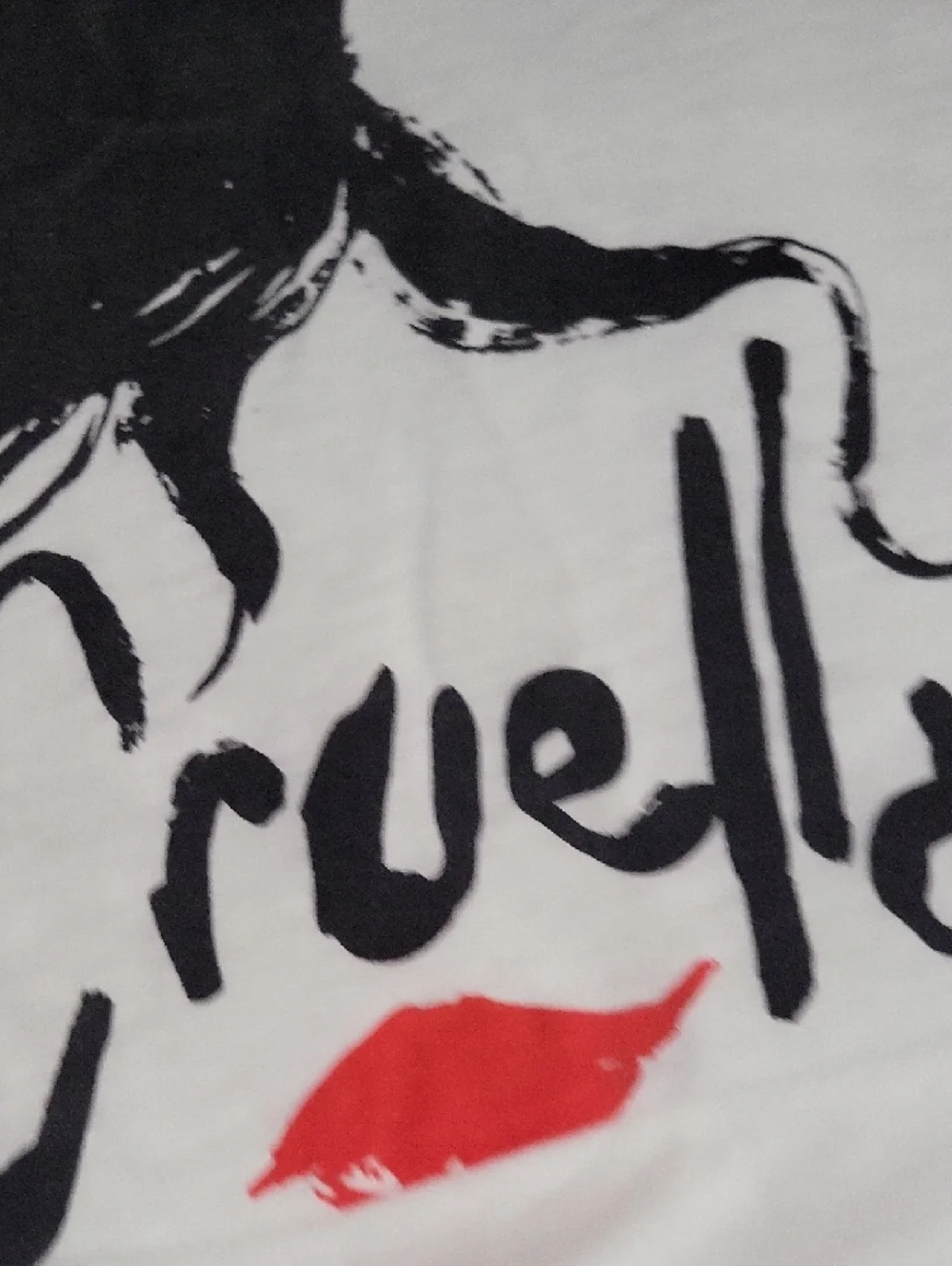Disney 3x Cruella White and Black Crewneck T-Shirt And Shorts Pajamad - Picture 13 of 15